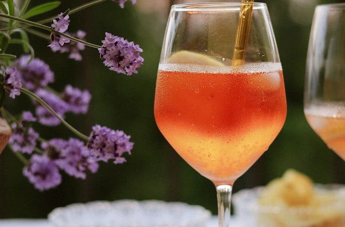 Copa de Rossard Spritz con hielo, espumante y rodaja de naranja