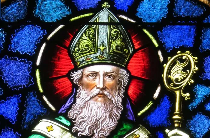Santos cerveceros: los patrones que protegen la cerveza desde la Edad Media 9 Vitral de San Patricio de Irlanda representado como obispo con mitra, baculo y barba blanca, patron de la tradicion cervecera irlandesa