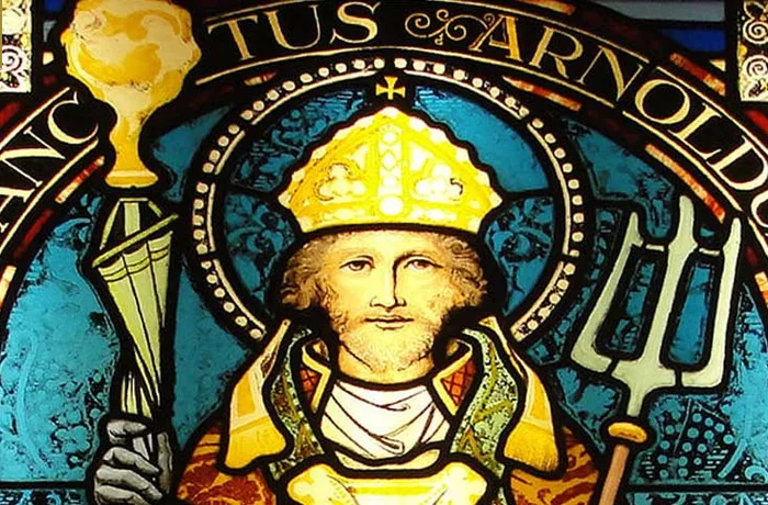Santos cerveceros: los patrones que protegen la cerveza desde la Edad Media 8 Vitral de Sanctus Arnoldus, San Arnoldo de Metz, patron oficial de los cerveceros belgas, con caliz y baculo episcopal