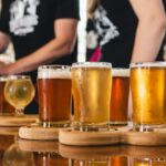 Interior de cervecería artesanal con equipos de producción y sistemas de eficiencia energética