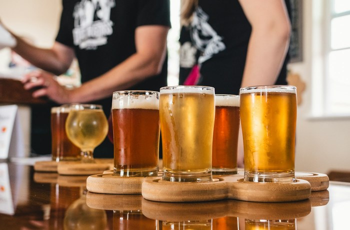 Interior de cervecería artesanal con equipos de producción y sistemas de eficiencia energética