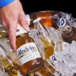 Los Teamsters piden aranceles del 75% a la cerveza mexicana — Modelo, Corona, Pacífico y Tecate en el punto de mira 2 Botellas de cerveza mexicana Tecate en primer plano