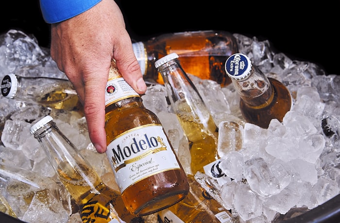 Los Teamsters piden aranceles del 75% a la cerveza mexicana — Modelo, Corona, Pacífico y Tecate en el punto de mira 4 Botellas de cerveza mexicana Tecate en primer plano
