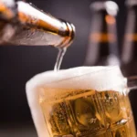 Truco de dos vasos para mantener la cerveza fria en un bar
