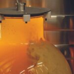 Vasija de vidrio Wineglobe utilizada para vinificación y crianza de vino sin influencia del roble