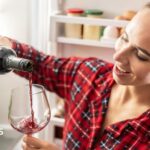 El vino tinto frío ya no es una herejía: Gen Z y la ola de calor normalizan la nevera como destino del tinto 2 Vino tinto frío servido desde la nevera tendencia Gen Z verano 2026