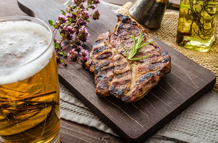 Cerveza y carne a la parrilla