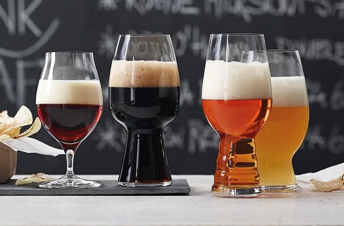 Copas y vasos de cerveza