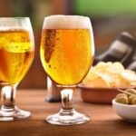 Cerveza y tapas españolas: jamón, boquerones y queso manchego con la cerveza ideal