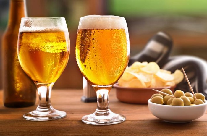 Cerveza y tapas españolas: jamón, boquerones y queso manchego con la cerveza ideal