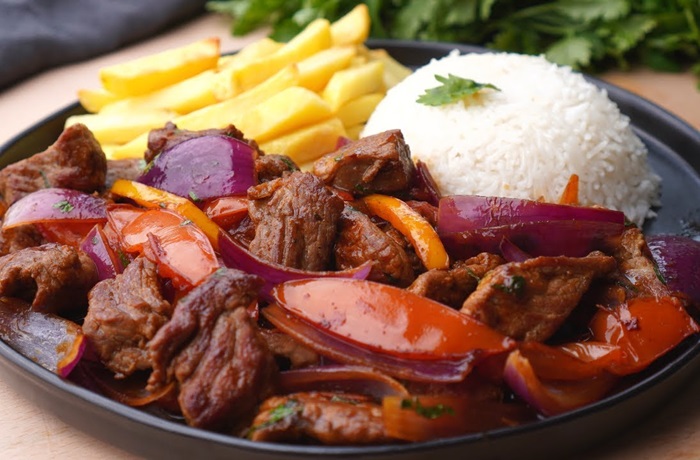 Lomo saltado peruano