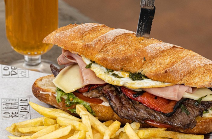 Maridaje de chivito uruguayo y cerveza Maridaje de chivito uruguayo y cerveza