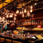 Personas reunidas en un bar en Chile - campaña Activemos el Encuentro de AB InBev