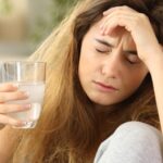 Qué alcohol da más resaca y cómo influye el color de la bebida, según un nutricionista