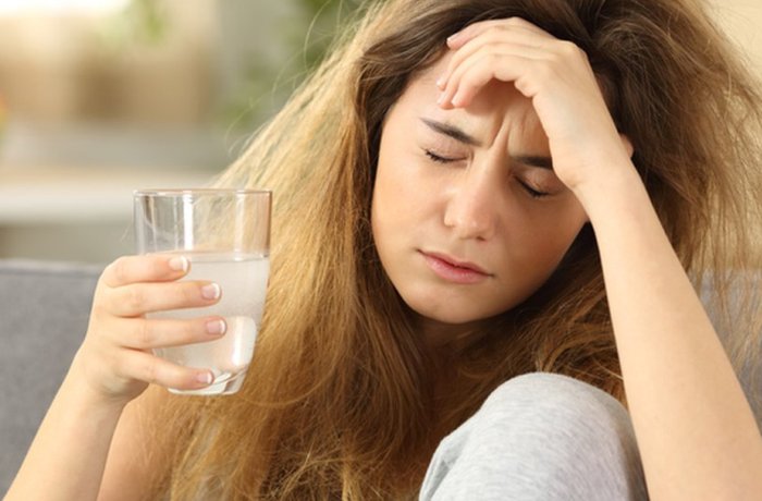 Qué alcohol da más resaca y cómo influye el color de la bebida, según un nutricionista