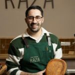 Álvaro Ocaña, mejor fromelier de España, con un queso en la tienda Raza de Sevilla