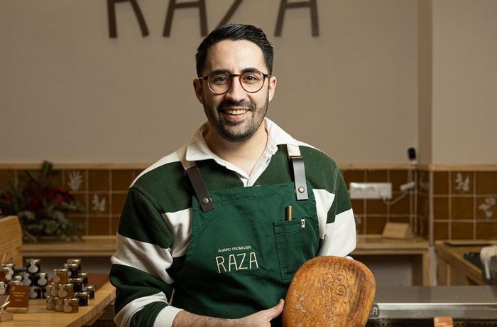 Álvaro Ocaña, mejor fromelier de España, con un queso en la tienda Raza de Sevilla