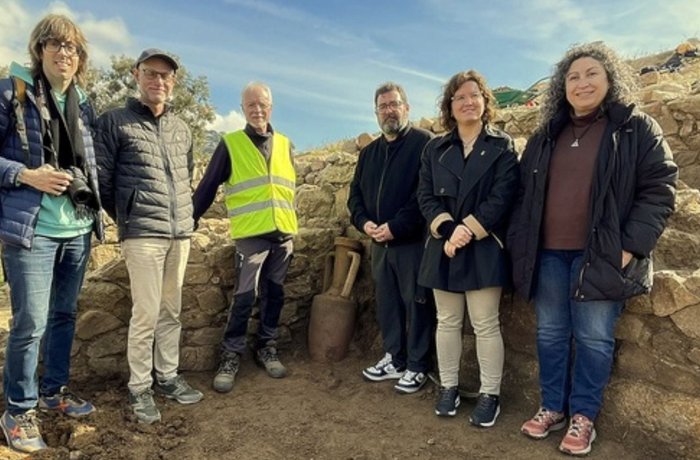 Encuentran intacta un ánfora romana de 2.000 años usada para guardar vino en Girona