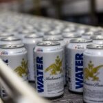 Latas de agua potable de emergencia donadas por Anheuser-Busch tras las inundaciones en Ohio