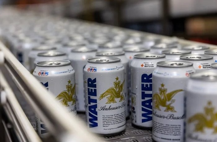 Latas de agua potable de emergencia donadas por Anheuser-Busch tras las inundaciones en Ohio