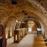 Bodega templaria restaurada en Cejkovice, Republica Checa, con la cruz templaria al fondo