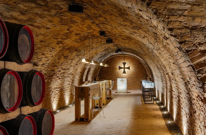 Bodega templaria restaurada en Cejkovice, Republica Checa, con la cruz templaria al fondo