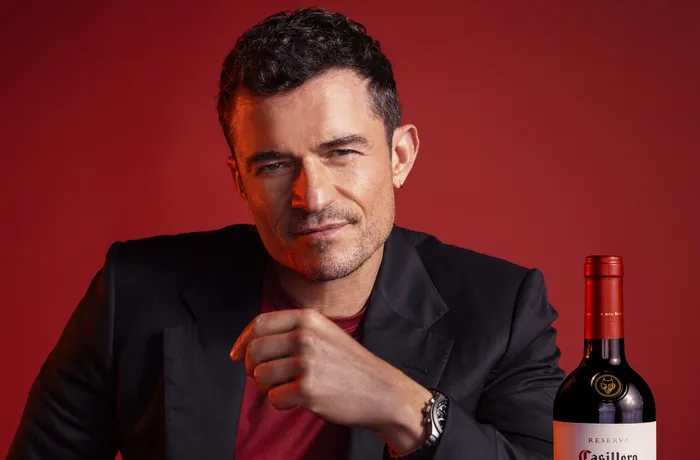 Orlando Bloom junto a una botella de Casillero del Diablo en la campaña La Leyenda del Vino
