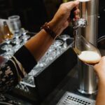 Cerveceros belgas rechazan nueva advertencia sobre el alcohol 4 Cerveceros belgas en una fábrica de cerveza artesanal