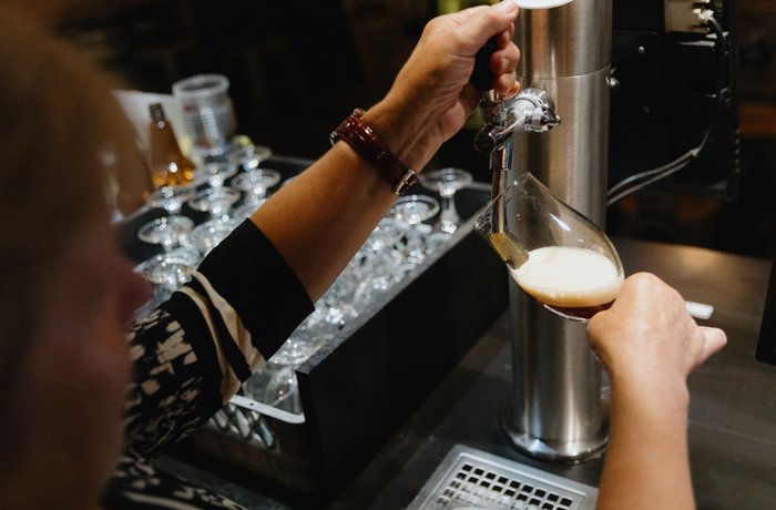 Cerveceros belgas en una fábrica de cerveza artesanal