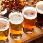 Flight de cervezas peruanas maridadas con snacks en un bar de Peru