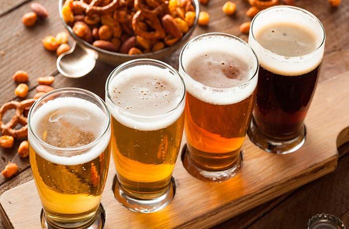 Flight de cervezas peruanas maridadas con snacks en un bar de Peru