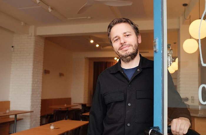 Cervezas Limbo, la microcervecería asturiana fundada por un ex corresponsal en Nueva York 1 Mario Villar en la microcerveceria Cervezas Limbo frente a la playa de San Lorenzo en Gijon Asturias