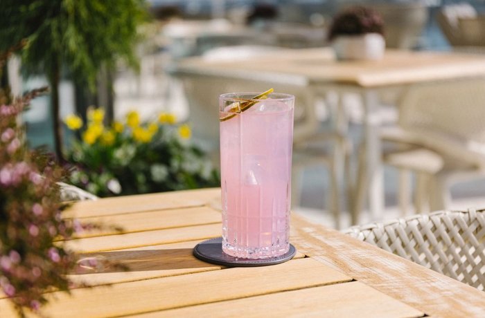 Cocteles y mocktails refrescantes para preparar en casa