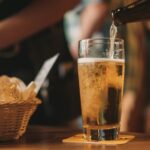 Brindis con jarras de cerveza en el Día Internacional de la Cerveza