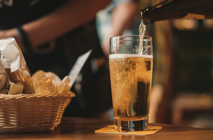 Día Internacional de la Cerveza: Historia y origen de una tradición nacida en 2007 3 Brindis con jarras de cerveza en el Día Internacional de la Cerveza