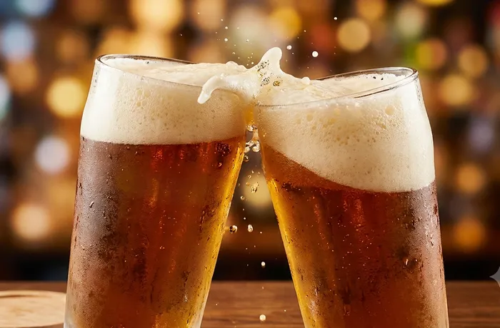 Brindis con cervezas, estudio Ipsos IWSR revela que es la bebida preferida a nivel mundial