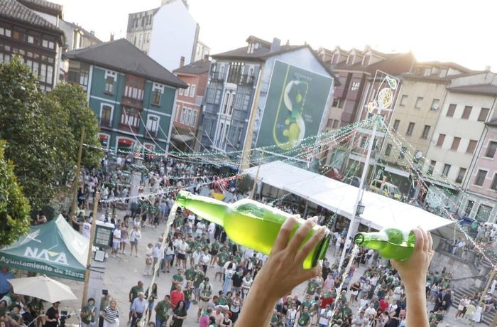 La guerra de la sidra europea: España y Francia contra los escandinavos por definir qué es sidra 10 Sidra asturiana tradicional vasos escanciado DOP Asturias regulacion europea