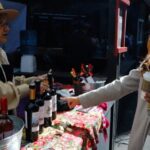 Cata de vinos en la calle durante el enoturismo urbano del Centro Historico de Santiago