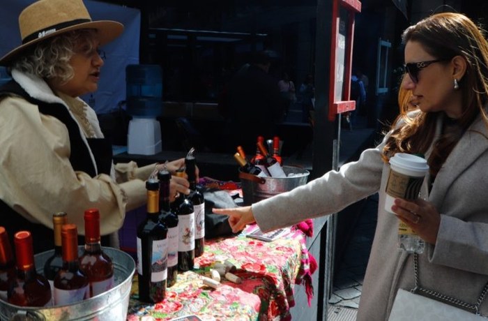Cata de vinos en la calle durante el enoturismo urbano del Centro Historico de Santiago