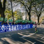 Corredores de los 21K de Buenos Aires cruzando la meta con banner de Heineken 0.0