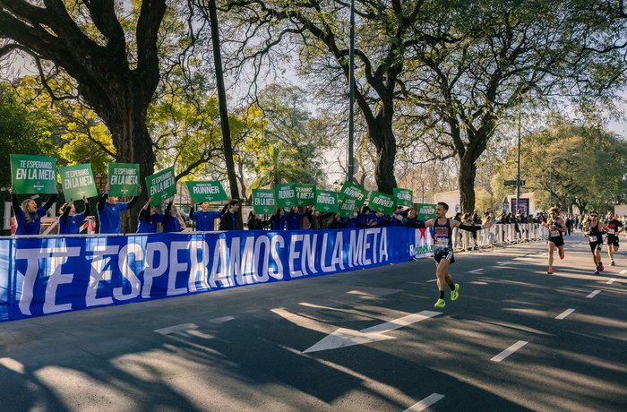 Corredores de los 21K de Buenos Aires cruzando la meta con banner de Heineken 0.0