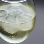Copa de vino blanco con hielo, tendencia blanco Paris en Espana