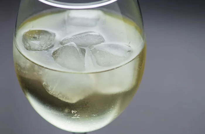 Copa de vino blanco con hielo, tendencia blanco Paris en Espana