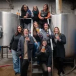 Cerveceras argentinas celebran el Dia de la Mujer Cervecera en una planta de produccion