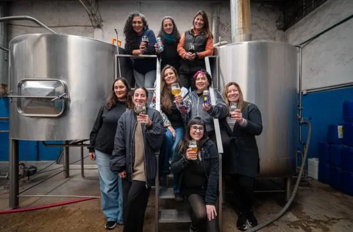 Cerveceras argentinas celebran el Dia de la Mujer Cervecera en una planta de produccion