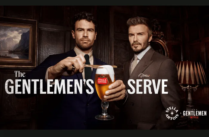 Theo James y David Beckham con Stella Artois en la campana The Gentlemen Serve de Netflix