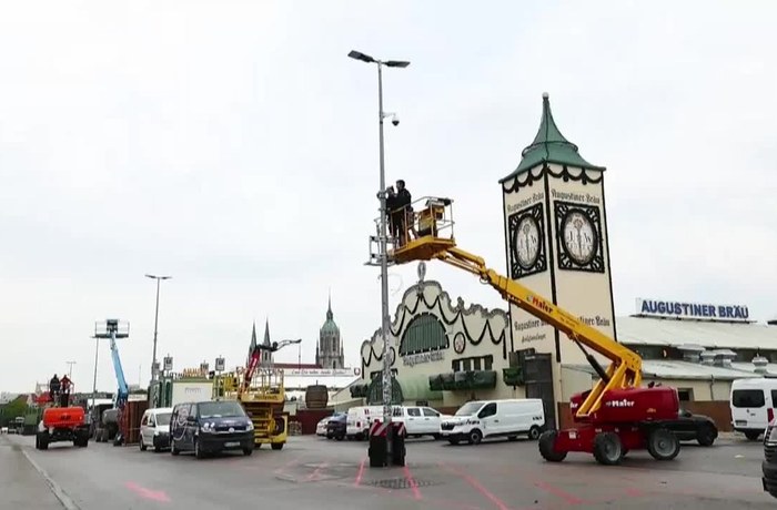 Preparativos del Oktoberfest 2026 en Theresienwiese, Munich, junto a la carpa Augustiner