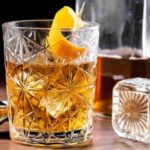 Botella de whisky sobre barra – la RAE propone wiski como forma preferente en espanol