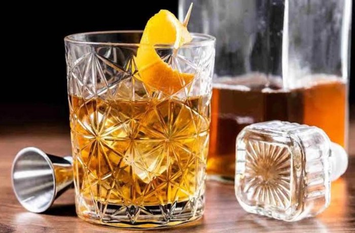 La RAE propone wiski como la forma española del whisky: qué dicen el DPD y el diccionario sobre cómo escribirlo 6 Botella de whisky sobre barra – la RAE propone wiski como forma preferente en espanol