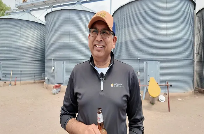 Rahul Goyal, CEO de Molson Coors, en el programa de cebada de Colorado